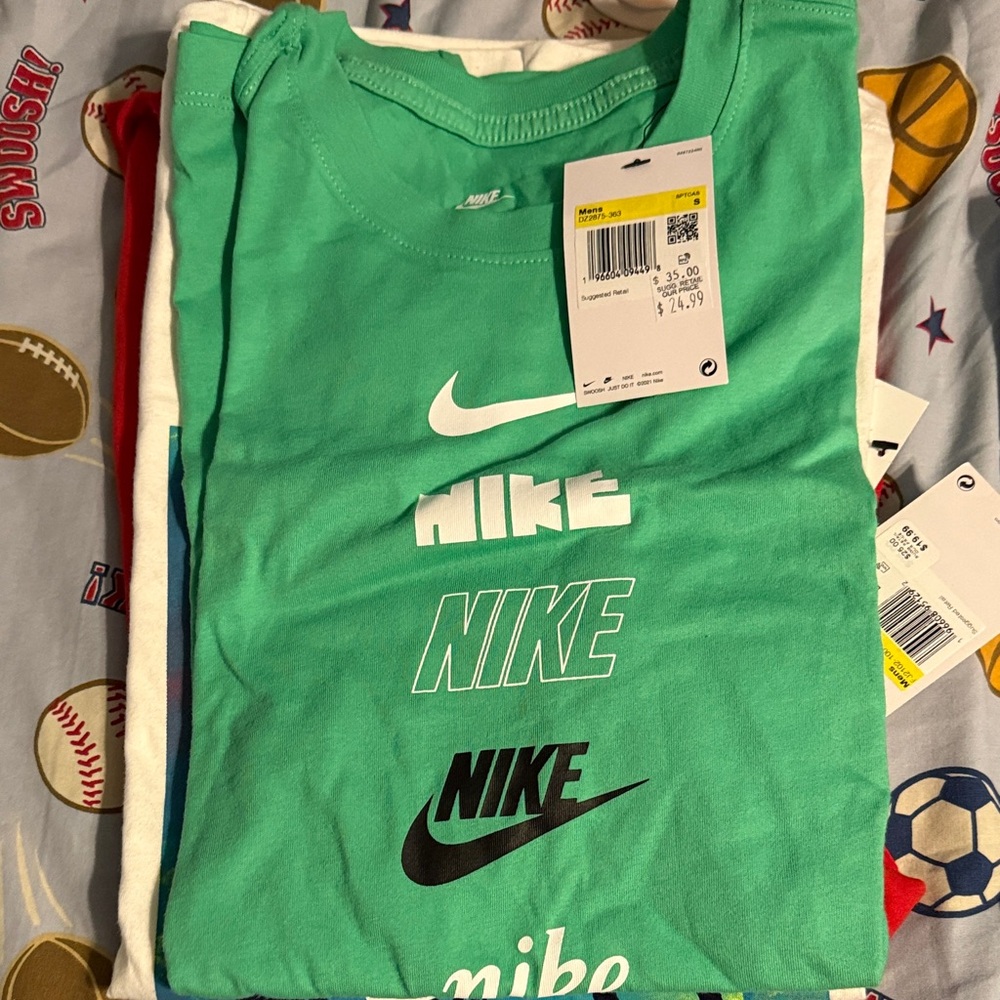 SET OF 5 BRAND NEW NIKE Adult
Assorted Graphic T-Shirts in Red, Blue, and Green - Picture 6 of 6